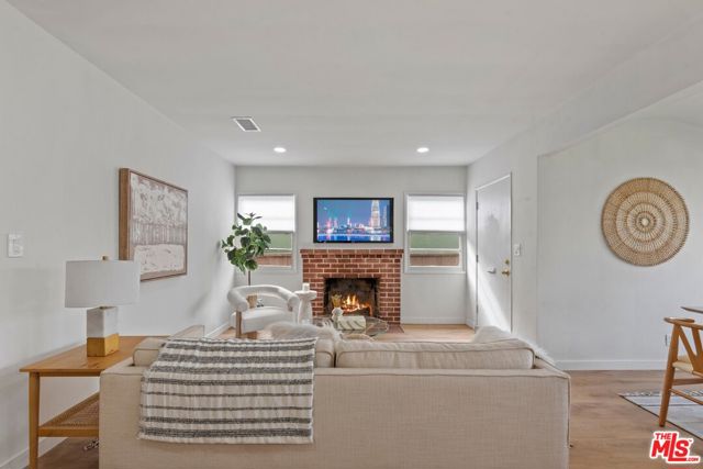 4222 Corinth Avenue, Los Angeles CA: https://media.crmls.org/mediaz/679d3fe6-12fe-4ef7-afe4-1161aed5b287.jpg