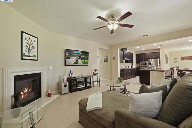 247 N Menlo Park Ct, Mountain House CA: https://media.crmls.org/mediaz/679d6cec-3c1d-44d7-a513-2764ef6a723b.jpg