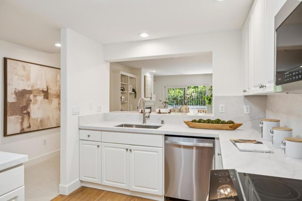 https://media.crmls.org/mediaz/679d884d-860b-4ce2-8cf2-734040e68c1c.jpg?preset=X-Large