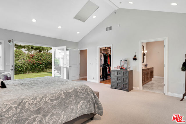 3733 Willowcrest Avenue, Studio City CA: https://media.crmls.org/mediaz/679d9f57-1238-4491-9402-84fc7c6e0cf7.jpg