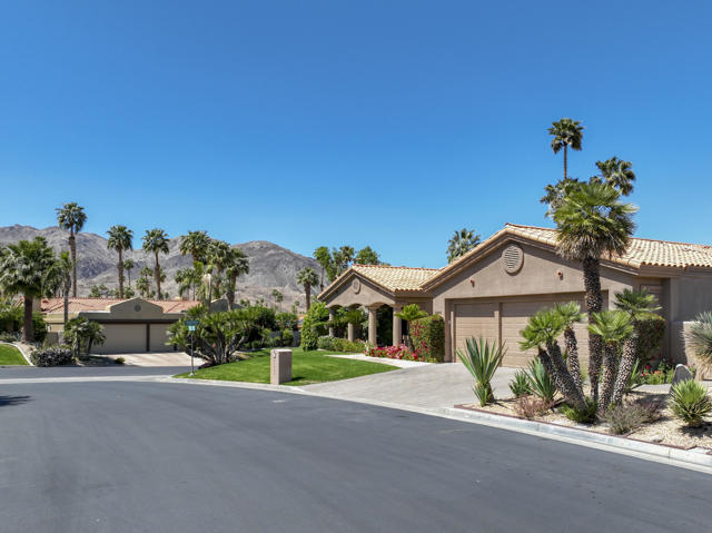 73042 Galleria Court, Palm Desert CA: https://media.crmls.org/mediaz/679e0713-a2a3-4ab5-a898-a57284ccea01.jpg