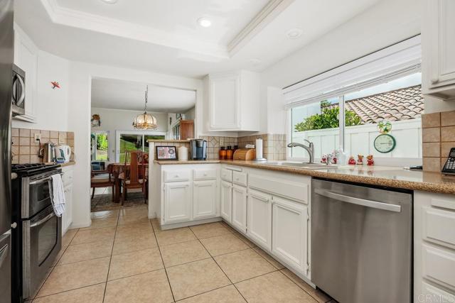 5015 Alicante Way, Oceanside CA: https://media.crmls.org/mediaz/679ec00a-0505-4ce8-bb69-74ac86a4f35a.jpg