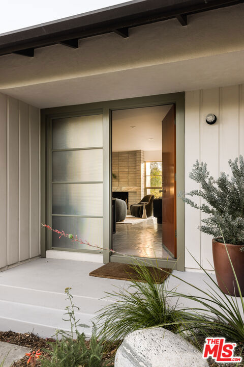 5514 Ridge Oak Drive, Los Angeles CA: https://media.crmls.org/mediaz/679ee72b-7252-4e5d-b99f-b1f4d38cbc64.jpg