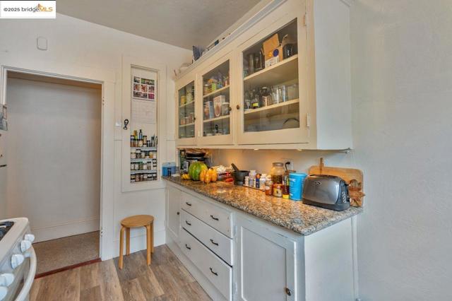 5537 Claremont Ave, Oakland CA: https://media.crmls.org/mediaz/679f468c-f86e-4d0f-921d-7026df75e6b3.jpg