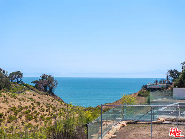 15209 De Pauw Street, Pacific Palisades CA: https://media.crmls.org/mediaz/679f4cd5-729f-4668-80c0-e998f372fe0b.jpg
