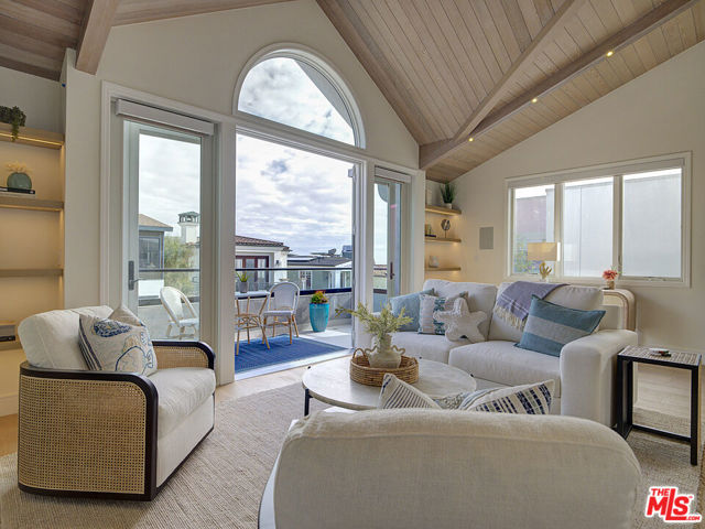 209 19th Street, Manhattan Beach CA: https://media.crmls.org/mediaz/67a0ede4-ae4b-46eb-85e8-00b8a101af1e.jpg