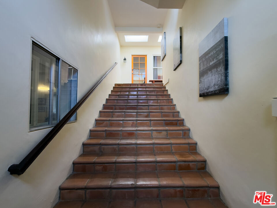 https://media.crmls.org/mediaz/67a0fd8f-36d0-4503-865a-3cd3448ee48e.jpg?preset=X-Large