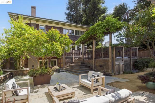 1015 Warfield Ave, Oakland CA: https://media.crmls.org/mediaz/67a10913-ba21-408c-8f9c-a6c4f2bf3d58.jpg