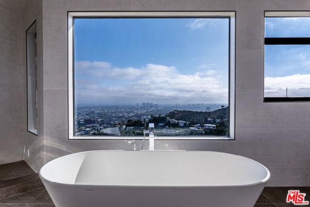 8424 Grand View Drive, Los Angeles CA: https://media.crmls.org/mediaz/67a293b7-7868-481c-9899-ee8e452a1a78.jpg