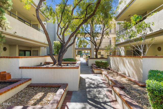 Detail Gallery Image 2 of 28 For 1000 E California Bld #204,  Pasadena,  CA 91106 - 2 Beds | 2/1 Baths