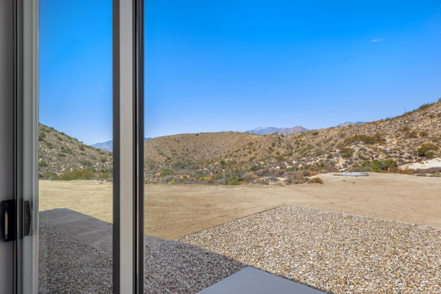 7852 Pinon Drive, Yucca Valley CA: https://media.crmls.org/mediaz/67a49127-626e-4821-9f27-d1f9edf3998b.jpg