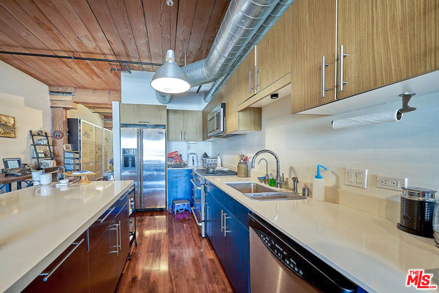 530 S Hewitt Street, Los Angeles CA: https://media.crmls.org/mediaz/67a52d8e-2787-435e-aa3d-57c8a2425194.jpg