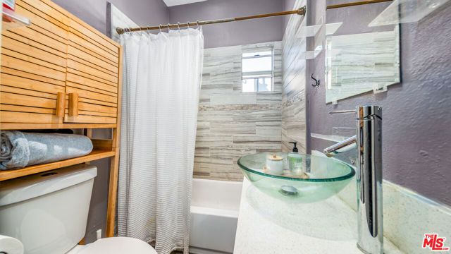 217 Columbia Place, Los Angeles CA: https://media.crmls.org/mediaz/67a531b3-1b01-4121-964f-69257bd64f9c.jpg