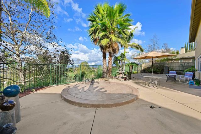 10562 Aspen Gln, Escondido CA: https://media.crmls.org/mediaz/67a65b4c-1b08-4389-b89d-26e6f27ad20b.jpg