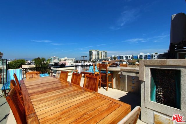 120 Galleon Street, Marina del Rey CA: https://media.crmls.org/mediaz/67a6904c-1382-4725-85fb-91160810534c.jpg