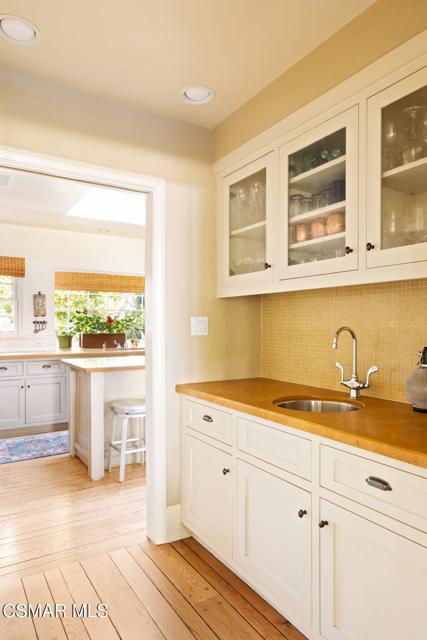 4658 Del Moreno Drive, Woodland Hills CA: https://media.crmls.org/mediaz/67a7b931-5480-46b7-af52-ef4f91d406a6.jpg