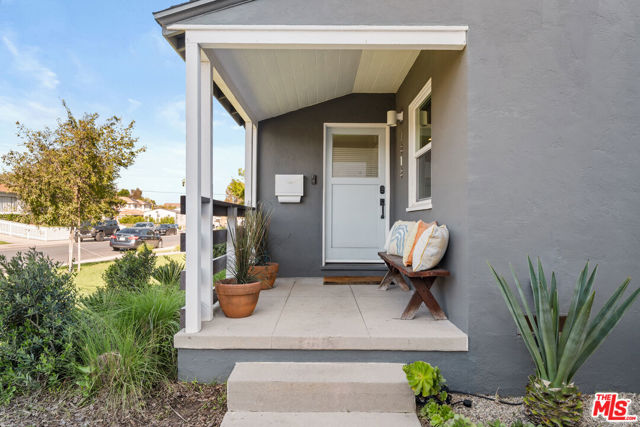 7818 Truxton Avenue, Los Angeles CA: https://media.crmls.org/mediaz/67a800c5-a1c3-45db-96a7-68ef9ffab466.jpg