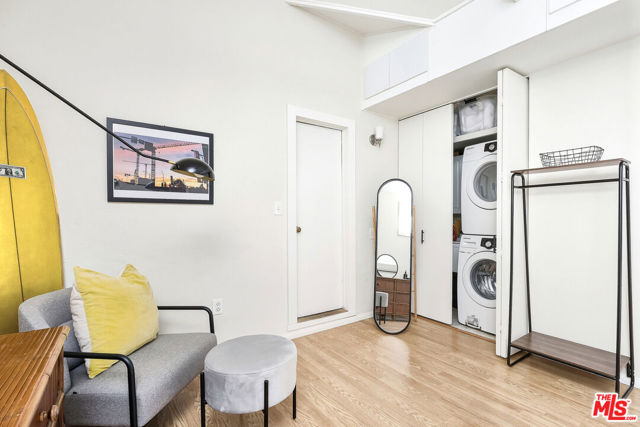 517 Venice Way, Venice CA: https://media.crmls.org/mediaz/67a8cfc0-79eb-4520-8b32-97407217fc1f.jpg