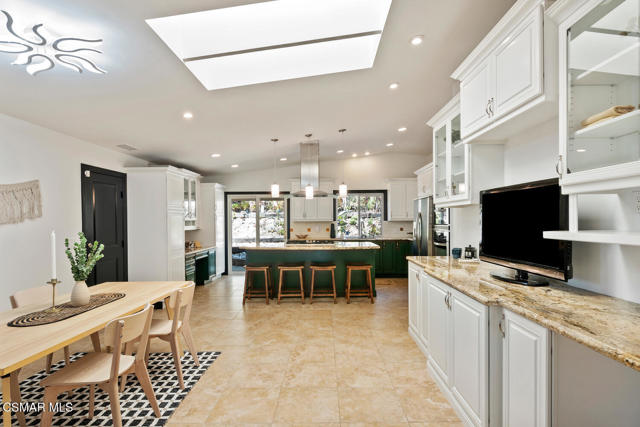 4809 Dunman Avenue, Woodland Hills CA: https://media.crmls.org/mediaz/67a96e61-4151-414f-b749-cc7bc316a9ec.jpg