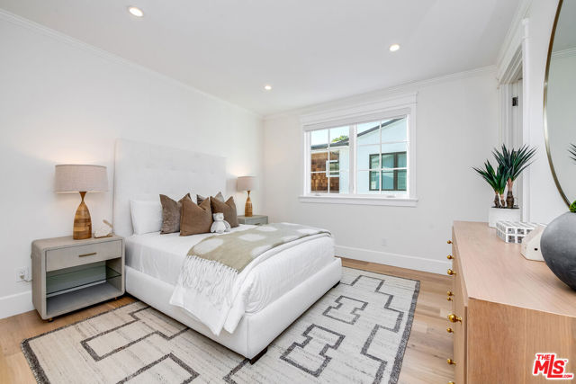 4402 Ledge Avenue, Toluca Lake CA: https://media.crmls.org/mediaz/67aa306e-6a50-4da0-bc64-51ed0e38f61c.jpg
