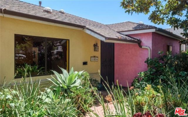 11816 Avon Way, Los Angeles CA: https://media.crmls.org/mediaz/67aa36d2-3a91-4d6d-9eed-71a39502cdd3.jpg