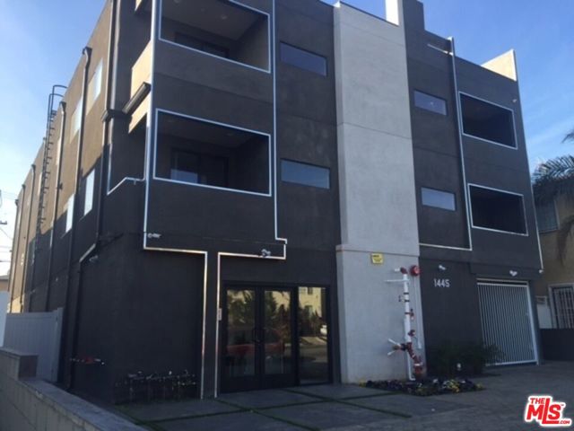 1445 S FAIRFAX Avenue, Los Angeles CA: https://media.crmls.org/mediaz/67aa9c9b-32b0-45a5-a571-5add354c3c46.jpg
