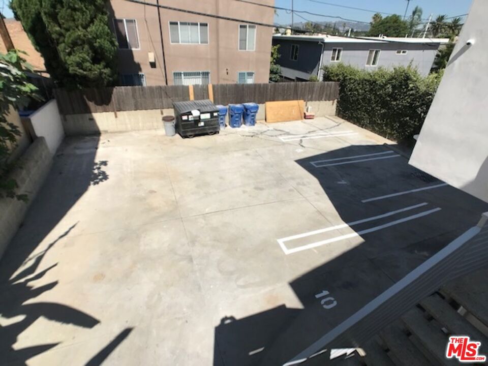 https://media.crmls.org/mediaz/67aaf0c6-711a-49ca-8de8-0a69050d6397.jpg?preset=X-Large