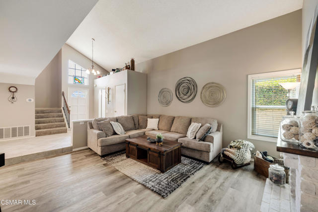 4471 Skyglen Court, Moorpark CA: https://media.crmls.org/mediaz/67afeb9c-861d-440e-ad4b-59615356581e.jpg