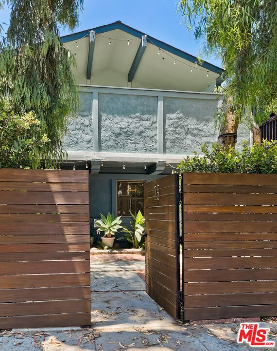 25 20th Avenue photo 2