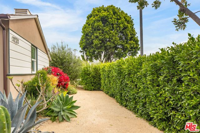 11521 Segrell Way, Culver City CA: https://media.crmls.org/mediaz/67b122f1-acee-4f58-9b62-3d5686678ccc.jpg