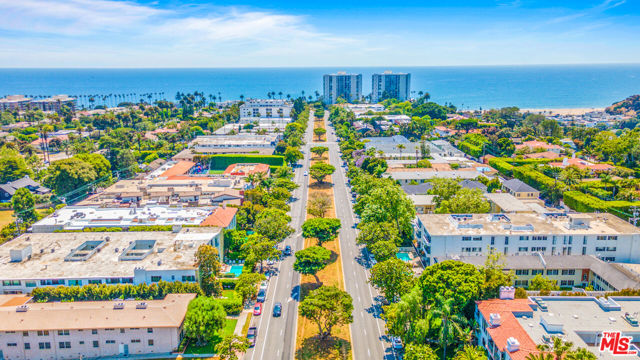 502 San Vicente Boulevard, Santa Monica CA: https://media.crmls.org/mediaz/67b1a894-da0b-4bb5-ae75-5b08da7b4201.jpg