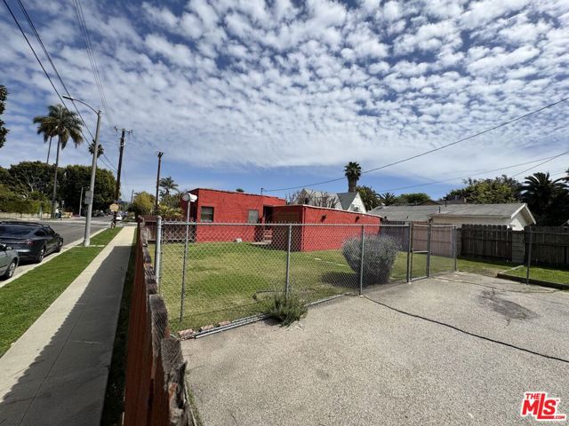 2437 Granville Avenue, Los Angeles CA: https://media.crmls.org/mediaz/67b1bae0-5c57-4c1f-95de-f167150463dc.jpg