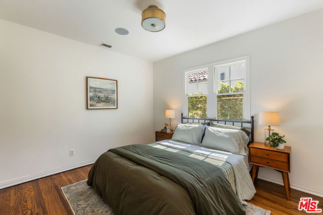 7361 Oakwood Avenue, Los Angeles CA: https://media.crmls.org/mediaz/67b270c8-1a61-426b-9f5b-5e7ada42e166.jpg
