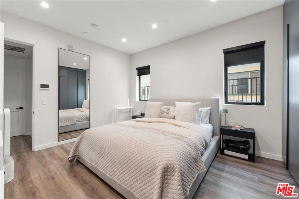 https://media.crmls.org/mediaz/67b2e3ca-88a2-4fae-84cd-2389bb106ae8.jpg?preset=X-Large