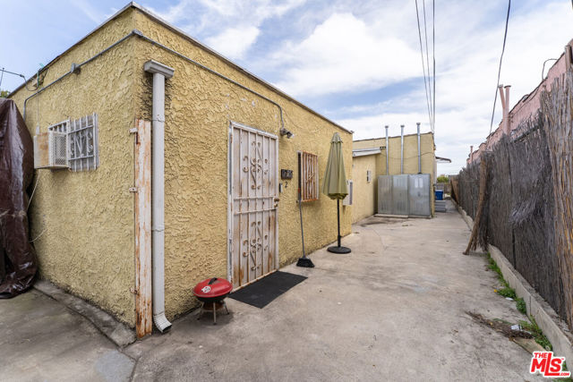 1723 W 52nd Street, Los Angeles CA: https://media.crmls.org/mediaz/67b2eae9-7b61-4067-b848-2ff6835091d1.jpg