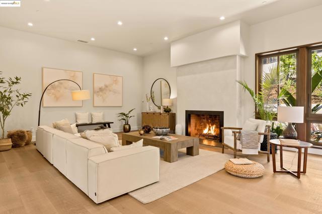 30 Lincolnshire Dr, Oakland CA: https://media.crmls.org/mediaz/67b357fe-08b7-4d47-a40f-125d287f17ef.jpg