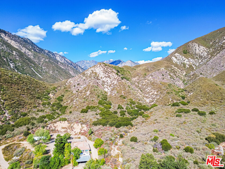 https://media.crmls.org/mediaz/67b38976-68c6-4e61-ae90-cb345617c091.jpg?preset=X-Large