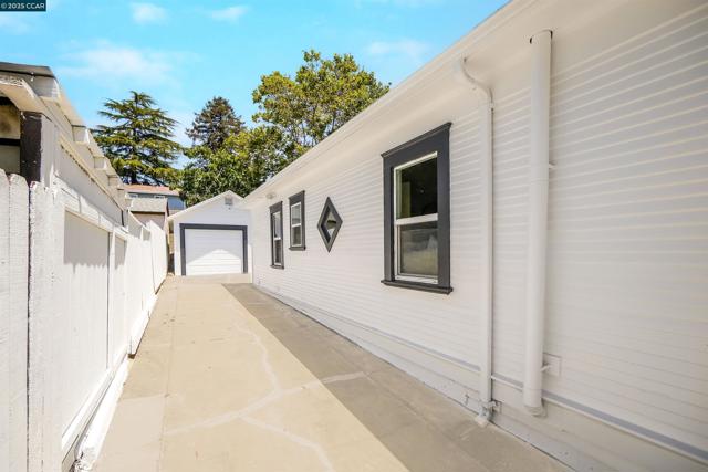 2718 Carmel St, Oakland CA: https://media.crmls.org/mediaz/67b39c89-5bce-4e85-98c6-83bbb87f4e37.jpg