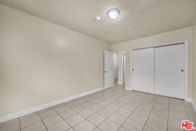 1087 W 39th Street, Los Angeles CA: https://media.crmls.org/mediaz/67b438c3-0b49-4632-ad5c-7a911b9a76ea.jpg