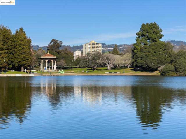 429 Euclid Ave, Oakland CA: https://media.crmls.org/mediaz/67b52d60-bf60-466a-8ffa-c4596258d922.jpg
