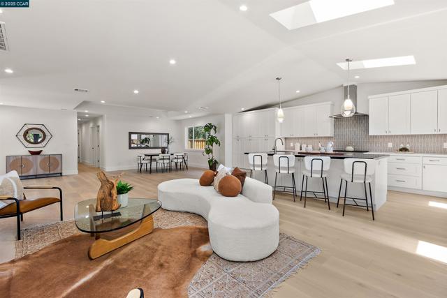 706 St Marys Rd, Lafayette CA: https://media.crmls.org/mediaz/67b6be07-88bb-4f5e-9a67-6db41a67c1e6.jpg