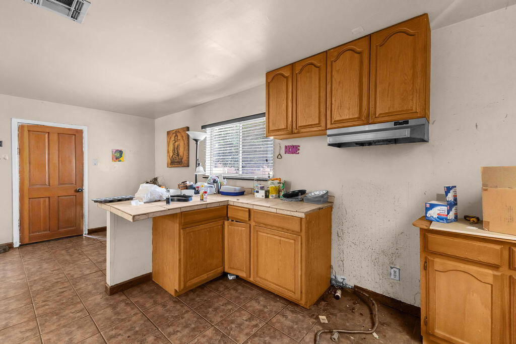 https://media.crmls.org/mediaz/67b7859c-a581-4f55-acce-213d63dcde7c.jpg?preset=X-Large