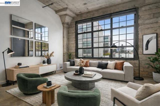 201 4Th St, Oakland CA: https://media.crmls.org/mediaz/67b7beda-20e7-4d48-923a-8e86df3fd083.jpg