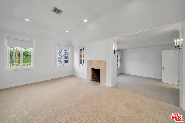 618 N Rodeo Drive, Beverly Hills CA: https://media.crmls.org/mediaz/67b85712-549b-4af4-91e5-ac99f4d7bbc9.jpg
