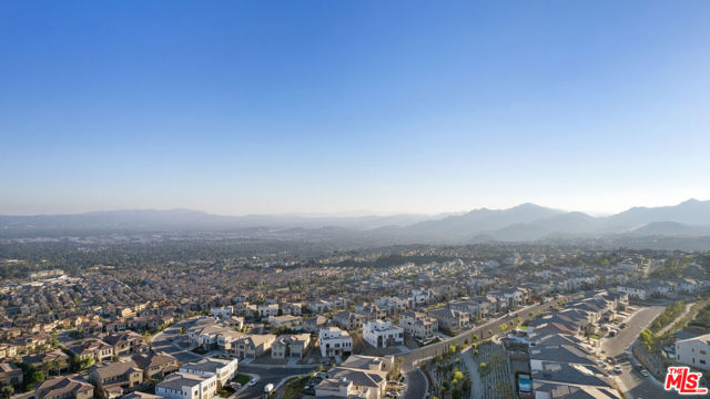 11782 N Hillsborough Lane, Porter Ranch CA: https://media.crmls.org/mediaz/67b86e66-795c-40f2-801c-28db57caf52a.jpg