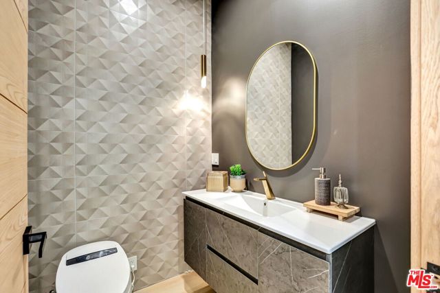 5730 Lasaine Avenue, Encino CA: https://media.crmls.org/mediaz/67b8e5e2-f7d1-42ab-9eb8-e69d787e8be0.jpg
