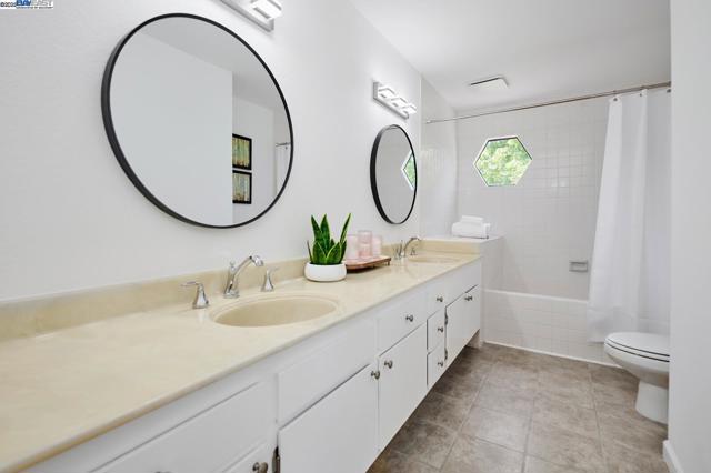 606 Baywood Rd, Alameda CA: https://media.crmls.org/mediaz/67b93e23-969f-4109-9598-f572c804455d.jpg