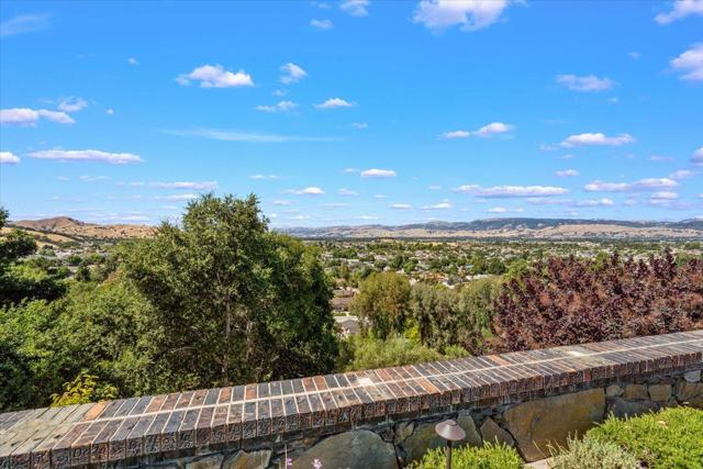 1501 Welburn Avenue, Gilroy CA: https://media.crmls.org/mediaz/67b9e015-2225-4b8d-8341-17009ad3f232.jpg