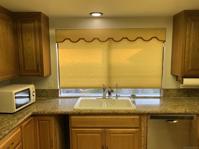 9109 Huntley Road, Fallbrook CA: https://media.crmls.org/mediaz/67bad99b-36c4-406a-80c5-1b03587d4ebe.jpg