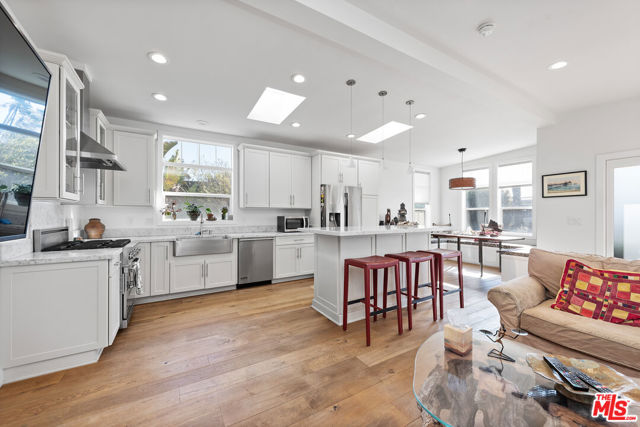 29500 Heathercliff Road, Malibu CA: https://media.crmls.org/mediaz/67baffde-47f0-41d6-ac2b-c0e160dc23a0.jpg